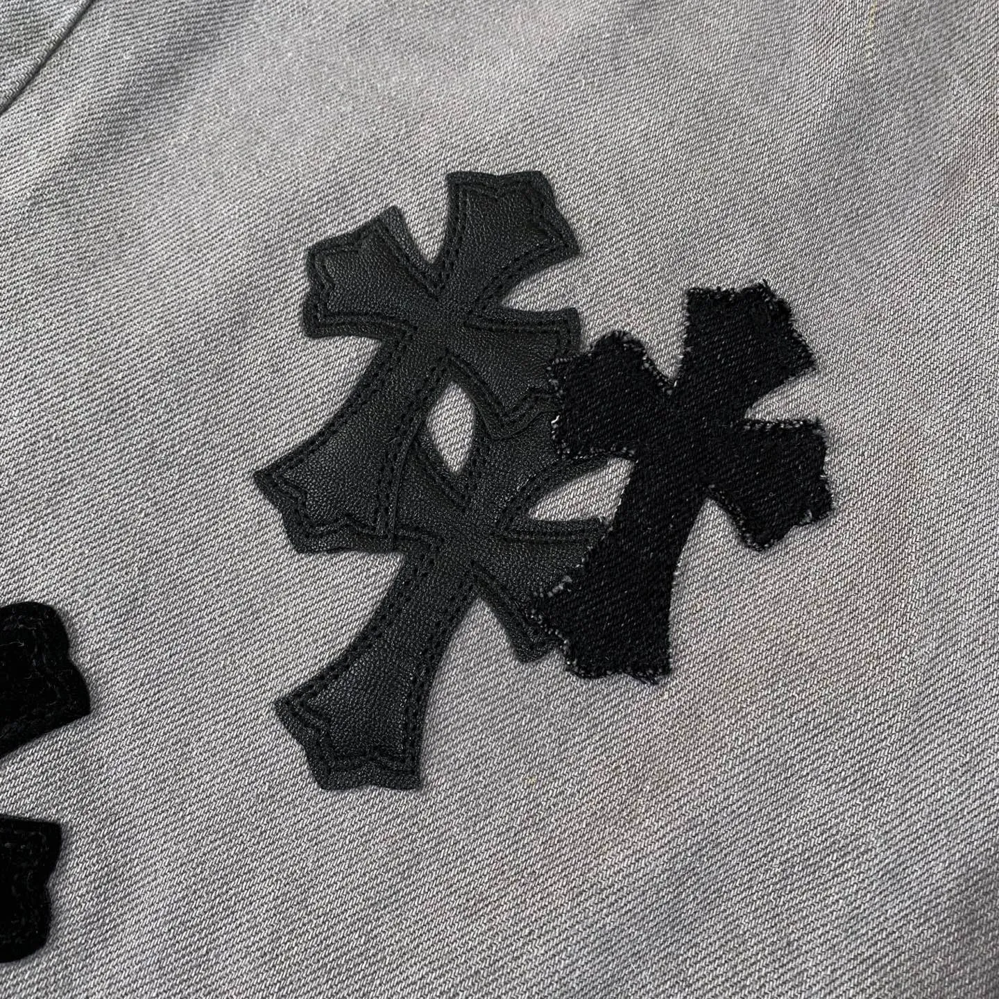 P310 CH Chromehearts Paris-limited black cross-leather heavy-duty gray Cow King jeans, priced at 34W level, patchwork cross flower embellishment, washed jeans! ! An absolutely high-end luxury product, a 1.9W-level god-level single product, a super popular product, made by top heavy industry, a magic weapon that cannot be missed! [About Zangyin] This is an extremely luxurious fashion brand that can also be called the aristocracy of the high street. It has always been an exclusive brand for some hipsters or rich second generations. Compared with ordinary high streets, it is more luxurious and noble. Compared with luxury brands, it is more fashionable and individual. It has always been a brand that I have a special liking for. [Top heavy industry fashion design] Consistently high-street luxury style. Speaking of this style, the Zangyin family and GU family are definitely the leading representative brands. Especially the Zangyin family has really achieved a state-of-the-art effect in creating high-street style. The unique washed material is used to create this style. The color system is already quite eye-catching. After it is decorated with patchwork cross flowers, it cleverly highlights the charm of the brand. Secondly, this style uses classic The high-waist cutting design highlights the long legs and fashionable temperament of the upper body. The brand is highly recognizable and the slim fit configuration is more suitable for daily wear. It is a product that interprets personality, fashion, and specifications at a glance. This single product is enough to make any fan excited. It can be a white T-shirt for a youthful college style, or a tight suspender for a royal style. It has strong matching ability and can be easily controlled by men.  [Materials and craftsmanship] Needless to say, this point goes without saying. As an excellent craftsman brand, Zangyin’s requirements for details and craftsmanship are really perfect. The washed color of this model has gone through so many processes, not to mention the embellishment of denim appliques. It is also purely hand-made and sewn. Just like what they believe in, only hand-made things have soul and have the meaning of wear. A top-notch heavy-duty fashionable denim item, I look forward to your perfect interpretation! !  Color: light gray Size: 28-36